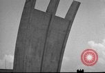 Standbild Luftbrückendenkmals Berlin Deutschland, 1953, aus Sekunde 18 historischem Filmmaterial Videoclip 65675072560