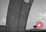 Standbild Luftbrückendenkmals Berlin Deutschland, 1953, aus Sekunde 19 historischem Filmmaterial Videoclip 65675072560