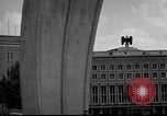 Standbild Luftbrückendenkmals Berlin Deutschland, 1953, aus Sekunde 22 historischem Filmmaterial Videoclip 65675072560