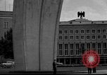 Standbild Luftbrückendenkmals Berlin Deutschland, 1953, aus Sekunde 23 historischem Filmmaterial Videoclip 65675072560