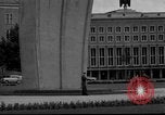 Standbild Luftbrückendenkmals Berlin Deutschland, 1953, aus Sekunde 24 historischem Filmmaterial Videoclip 65675072560