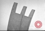 Standbild Luftbrückendenkmals Berlin Deutschland, 1953, aus Sekunde 26 historischem Filmmaterial Videoclip 65675072560