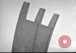 Standbild Luftbrückendenkmals Berlin Deutschland, 1953, aus Sekunde 27 historischem Filmmaterial Videoclip 65675072560