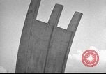 Standbild Luftbrückendenkmals Berlin Deutschland, 1953, aus Sekunde 28 historischem Filmmaterial Videoclip 65675072560
