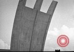 Standbild Luftbrückendenkmals Berlin Deutschland, 1953, aus Sekunde 29 historischem Filmmaterial Videoclip 65675072560
