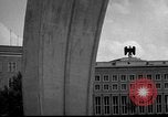 Standbild Luftbrückendenkmals Berlin Deutschland, 1953, aus Sekunde 32 historischem Filmmaterial Videoclip 65675072560