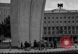 Standbild Luftbrückendenkmals Berlin Deutschland, 1953, aus Sekunde 34 historischem Filmmaterial Videoclip 65675072560