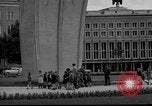 Standbild Luftbrückendenkmals Berlin Deutschland, 1953, aus Sekunde 35 historischem Filmmaterial Videoclip 65675072560