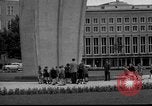 Standbild Luftbrückendenkmals Berlin Deutschland, 1953, aus Sekunde 36 historischem Filmmaterial Videoclip 65675072560