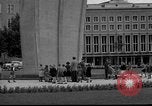 Standbild Luftbrückendenkmals Berlin Deutschland, 1953, aus Sekunde 37 historischem Filmmaterial Videoclip 65675072560