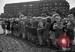 Standbild Luftbrückendenkmals Berlin Deutschland, 1953, aus Sekunde 45 historischem Filmmaterial Videoclip 65675072560
