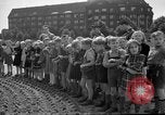 Standbild Luftbrückendenkmals Berlin Deutschland, 1953, aus Sekunde 53 historischem Filmmaterial Videoclip 65675072560