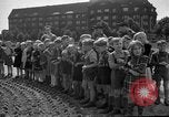 Standbild Luftbrückendenkmals Berlin Deutschland, 1953, aus Sekunde 55 historischem Filmmaterial Videoclip 65675072560