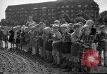 Standbild Luftbrückendenkmals Berlin Deutschland, 1953, aus Sekunde 56 historischem Filmmaterial Videoclip 65675072560