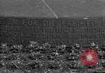 Standbild Luftbrückendenkmals Berlin Deutschland, 1953, aus Sekunde 61 historischem Filmmaterial Videoclip 65675072560