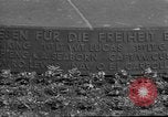 Standbild Luftbrückendenkmals Berlin Deutschland, 1953, aus Sekunde 62 historischem Filmmaterial Videoclip 65675072560