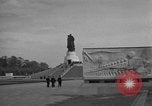 Immagine di Il russo Memorial Park Berlino Germania, 1953, secondo 43 filmato di repertorio 65675072568