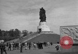 Immagine di Il russo Memorial Park Berlino Germania, 1953, secondo 50 filmato di repertorio 65675072568