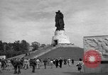 Immagine di Il russo Memorial Park Berlino Germania, 1953, secondo 52 filmato di repertorio 65675072568