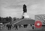 Immagine di Il russo Memorial Park Berlino Germania, 1953, secondo 53 filmato di repertorio 65675072568