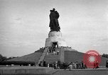 Immagine di Il russo Memorial Park Berlino Germania, 1953, secondo 54 filmato di repertorio 65675072568