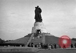 Immagine di Il russo Memorial Park Berlino Germania, 1953, secondo 55 filmato di repertorio 65675072568
