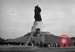 Immagine di Il russo Memorial Park Berlino Germania, 1953, secondo 57 filmato di repertorio 65675072568