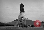 Immagine di Il russo Memorial Park Berlino Germania, 1953, secondo 60 filmato di repertorio 65675072568