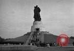 Immagine di Il russo Memorial Park Berlino Germania, 1953, secondo 62 filmato di repertorio 65675072568