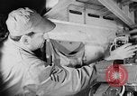 Immagine di Ispezione elettrica United States USA, 1943, secondo 7 filmato di repertorio 65675072637