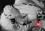 Immagine di Ispezione elettrica United States USA, 1943, secondo 11 filmato di repertorio 65675072637