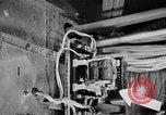 Immagine di Ispezione elettrica United States USA, 1943, secondo 17 filmato di repertorio 65675072637