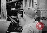 Immagine di Ispezione elettrica United States USA, 1943, secondo 21 filmato di repertorio 65675072637