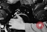 Immagine di Ispezione elettrica United States USA, 1943, secondo 25 filmato di repertorio 65675072637