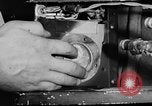 Immagine di Ispezione elettrica United States USA, 1943, secondo 57 filmato di repertorio 65675072637