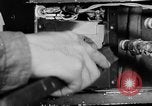 Immagine di Ispezione elettrica United States USA, 1943, secondo 61 filmato di repertorio 65675072637