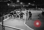 Standbild roller Derby Los Angeles California USA, 1938, aus Sekunde 10 historischem Filmmaterial Videoclip 65675072655