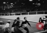 Standbild roller Derby Los Angeles California USA, 1938, aus Sekunde 13 historischem Filmmaterial Videoclip 65675072655