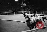 Standbild roller Derby Los Angeles California USA, 1938, aus Sekunde 14 historischem Filmmaterial Videoclip 65675072655