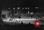 Standbild roller Derby Los Angeles California USA, 1938, aus Sekunde 15 historischem Filmmaterial Videoclip 65675072655