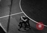 Standbild roller Derby Los Angeles California USA, 1938, aus Sekunde 20 historischem Filmmaterial Videoclip 65675072655