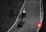 Standbild roller Derby Los Angeles California USA, 1938, aus Sekunde 22 historischem Filmmaterial Videoclip 65675072655
