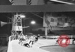 Standbild roller Derby Los Angeles California USA, 1938, aus Sekunde 29 historischem Filmmaterial Videoclip 65675072655