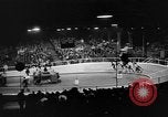 Standbild roller Derby Los Angeles California USA, 1938, aus Sekunde 40 historischem Filmmaterial Videoclip 65675072655