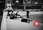 Standbild roller Derby Los Angeles California USA, 1938, aus Sekunde 44 historischem Filmmaterial Videoclip 65675072655