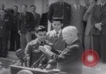 Image Le président Harry S Truman présente les médailles d'Honneur Washington DC USA, 1952, de la seconde 16 séquences d'archives historiques vidéo 65675072673
