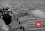 Standbild alliierten Truppen erobern Balikpapan Borneo Indonesien, 1945, aus Sekunde 29 historischem Filmmaterial Videoclip 65675072727