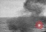 Standbild alliierten Truppen erobern Balikpapan Borneo Indonesien, 1945, aus Sekunde 31 historischem Filmmaterial Videoclip 65675072727