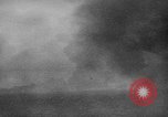 Standbild alliierten Truppen erobern Balikpapan Borneo Indonesien, 1945, aus Sekunde 36 historischem Filmmaterial Videoclip 65675072727