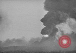 Standbild alliierten Truppen erobern Balikpapan Borneo Indonesien, 1945, aus Sekunde 37 historischem Filmmaterial Videoclip 65675072727